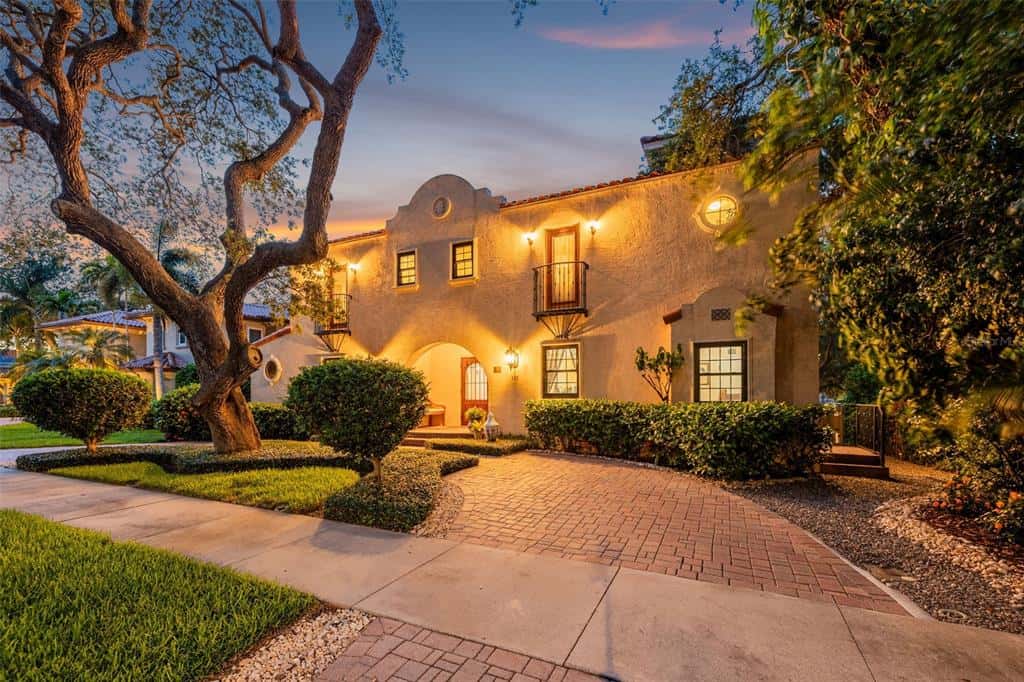 Single Family Residence in BELLEAIR