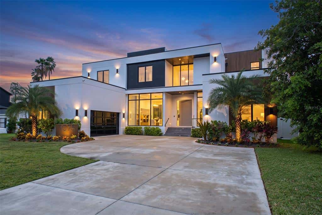 Single Family Residence in ST PETERSBURG