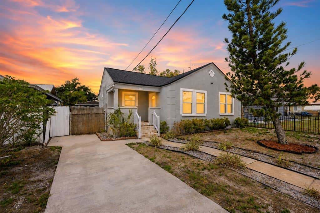 Single Family Residence in TAMPA