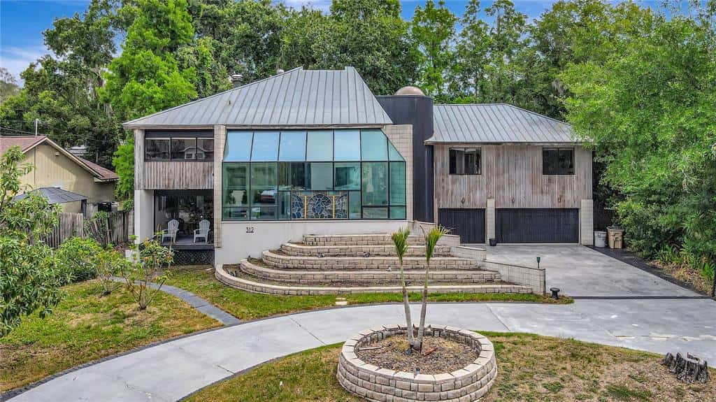 Single Family Residence in TAMPA