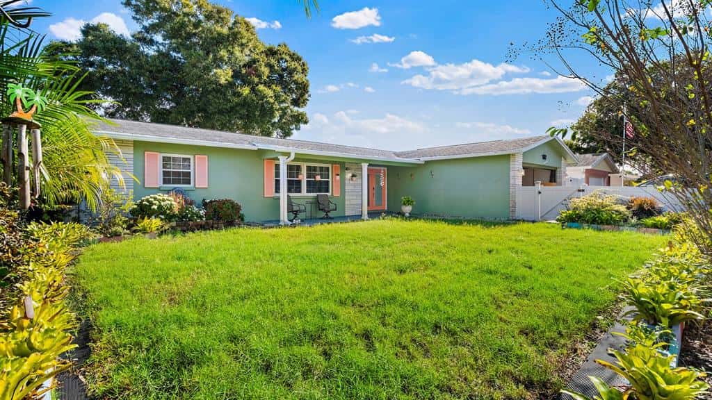 Single Family Residence in LARGO