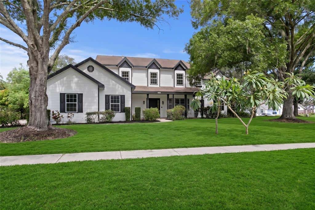 Single Family Residence in RIVERVIEW