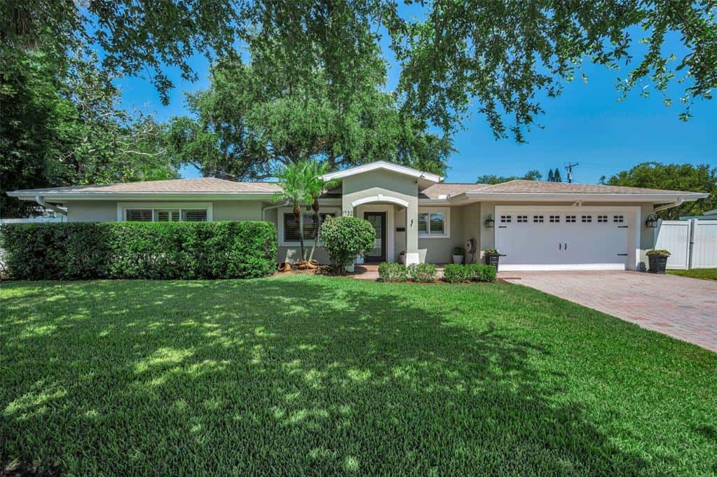 Single Family Residence in BELLEAIR
