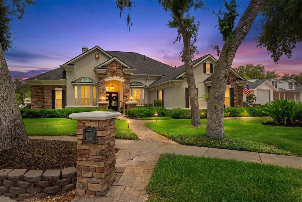 Single Family Residence in RIVERVIEW