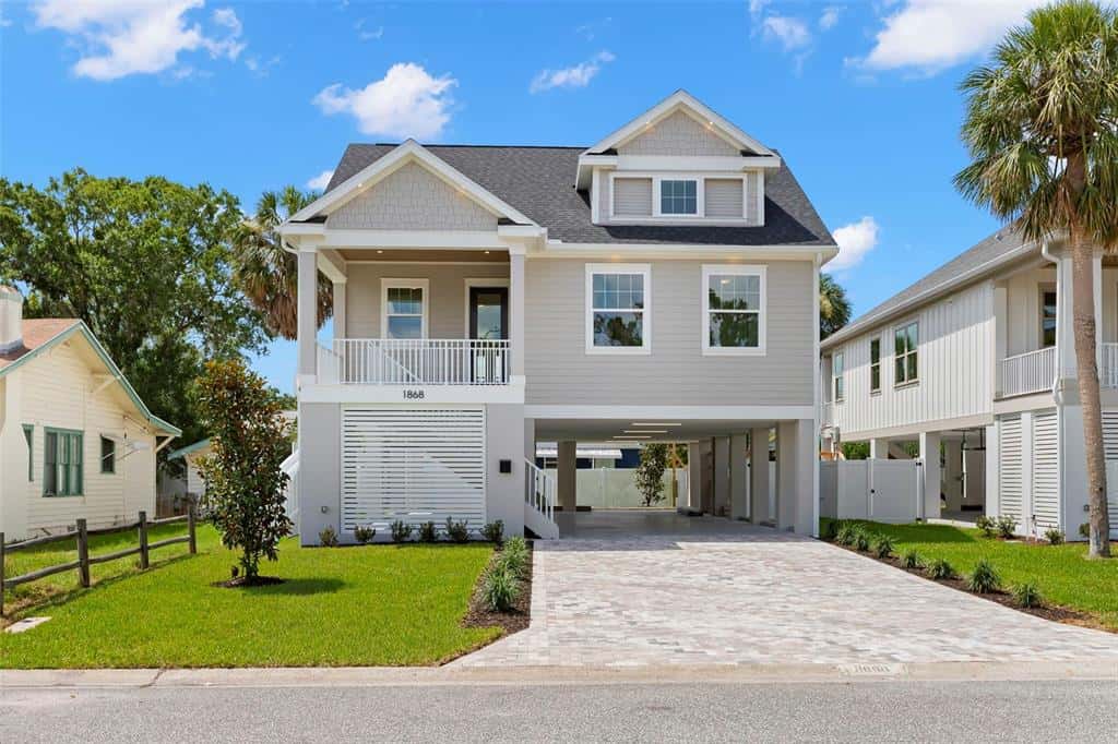 Single Family Residence in ST PETERSBURG