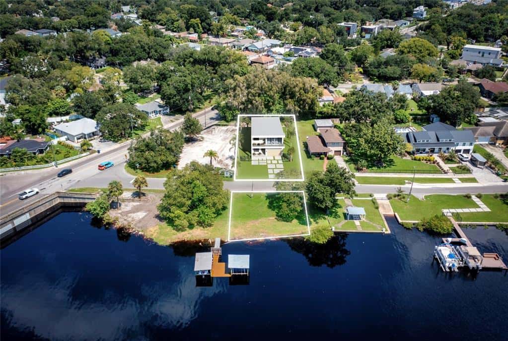 Single Family Residence in TAMPA