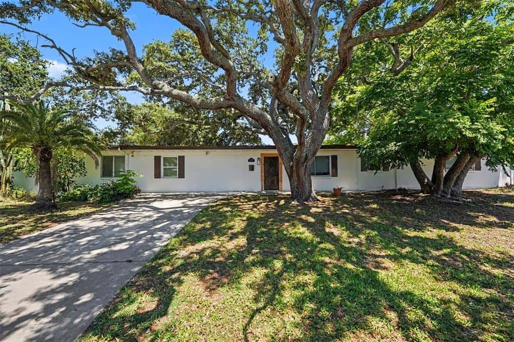 Single Family Residence in BELLEAIR