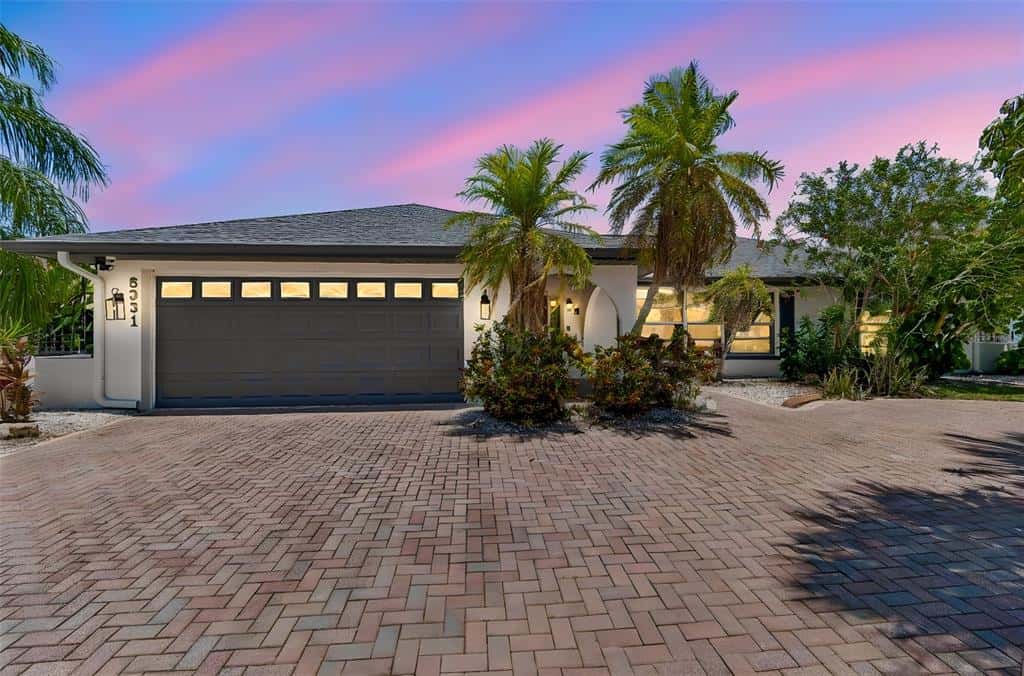 Single Family Residence in APOLLO BEACH