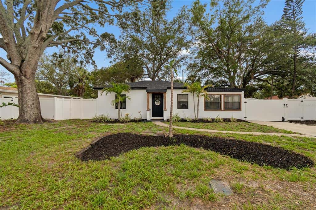 Single Family Residence in TAMPA