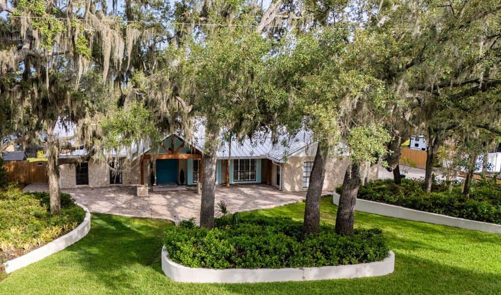 Single Family Residence in RIVERVIEW
