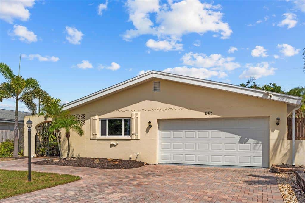 Single Family Residence in SEMINOLE