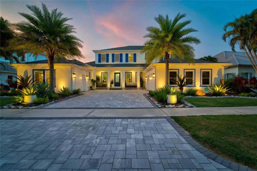 Single Family Residence in APOLLO BEACH
