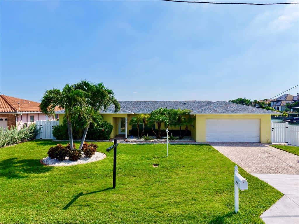 Single Family Residence in LARGO