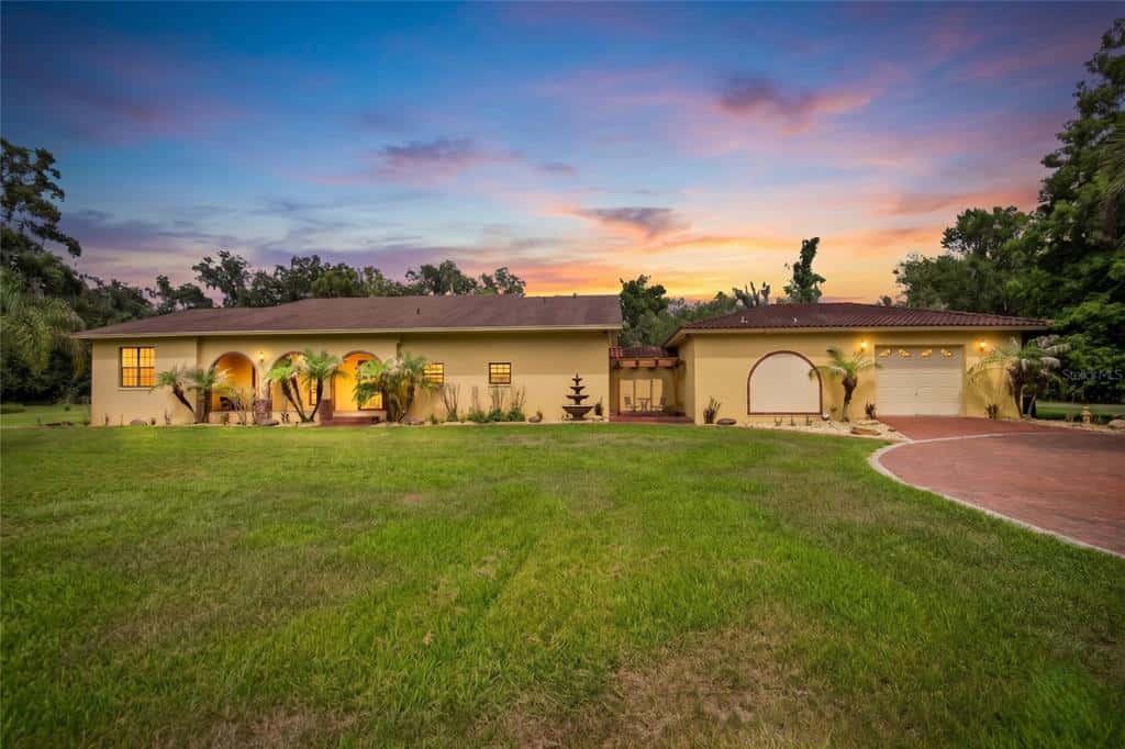Single Family Residence in PLANT CITY