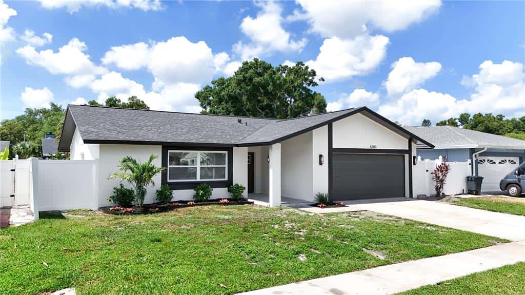 Single Family Residence in PINELLAS PARK