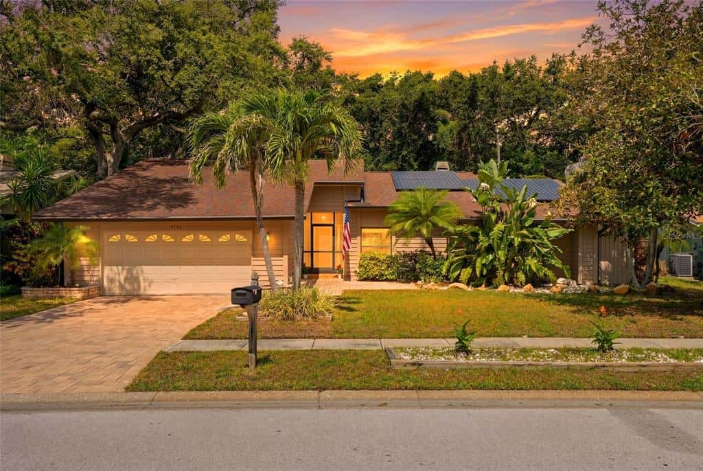 Single Family Residence in PALM HARBOR