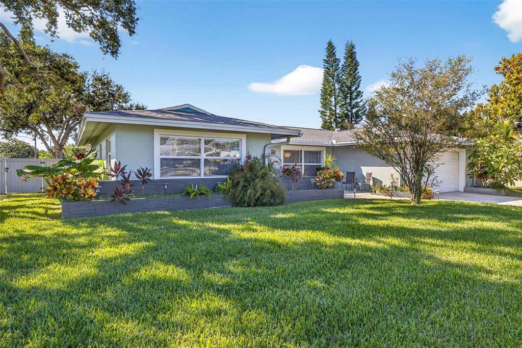 Single Family Residence in LARGO