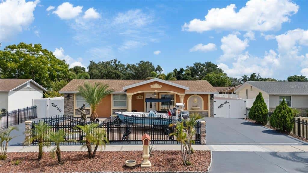 Single Family Residence in TAMPA