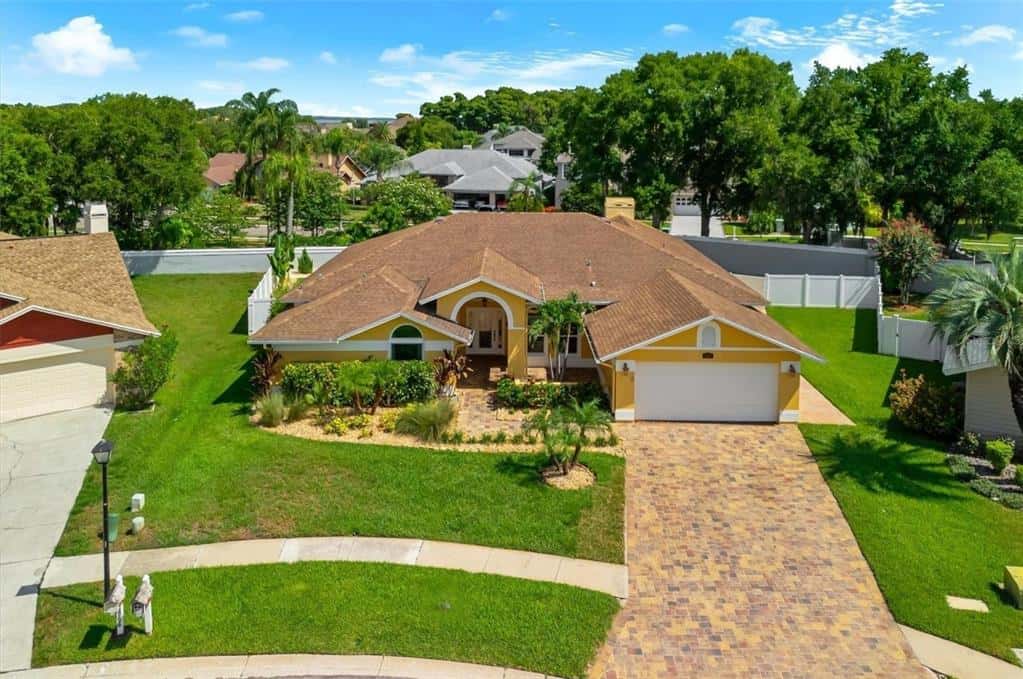 Single Family Residence in PALM HARBOR