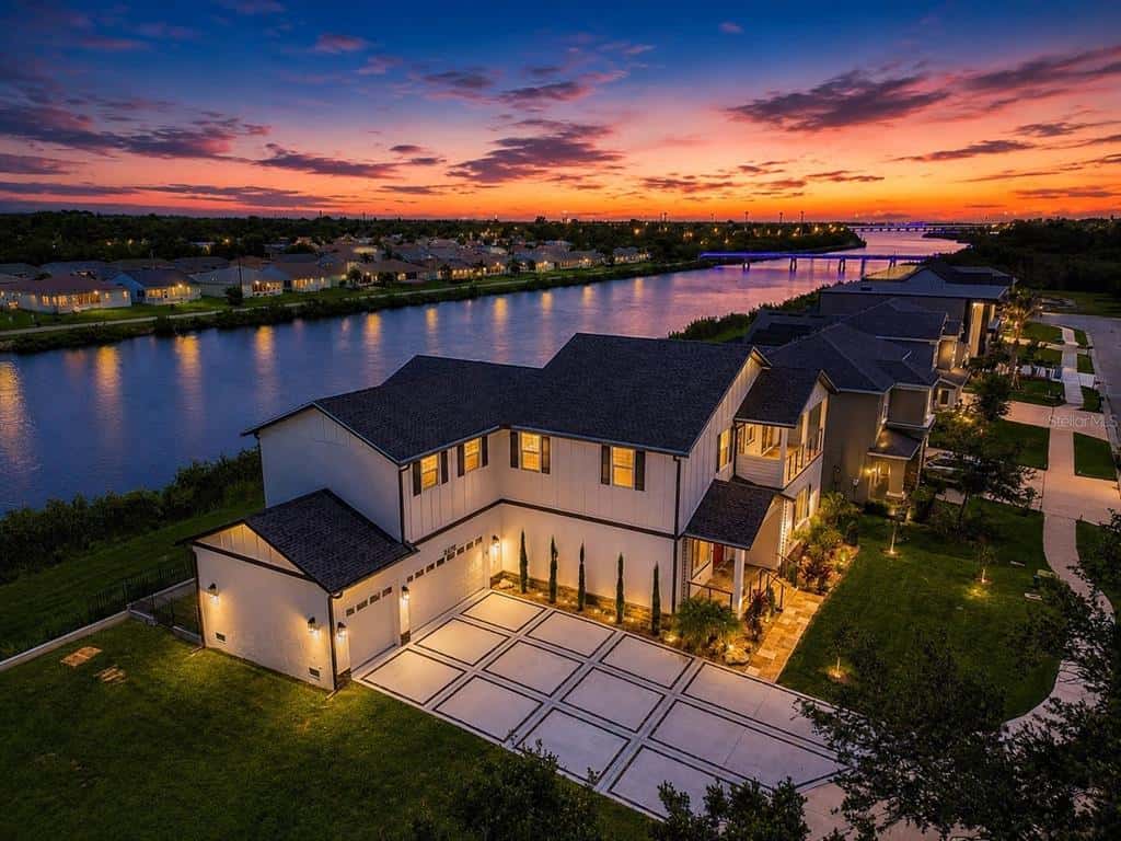 Single Family Residence in SAFETY HARBOR