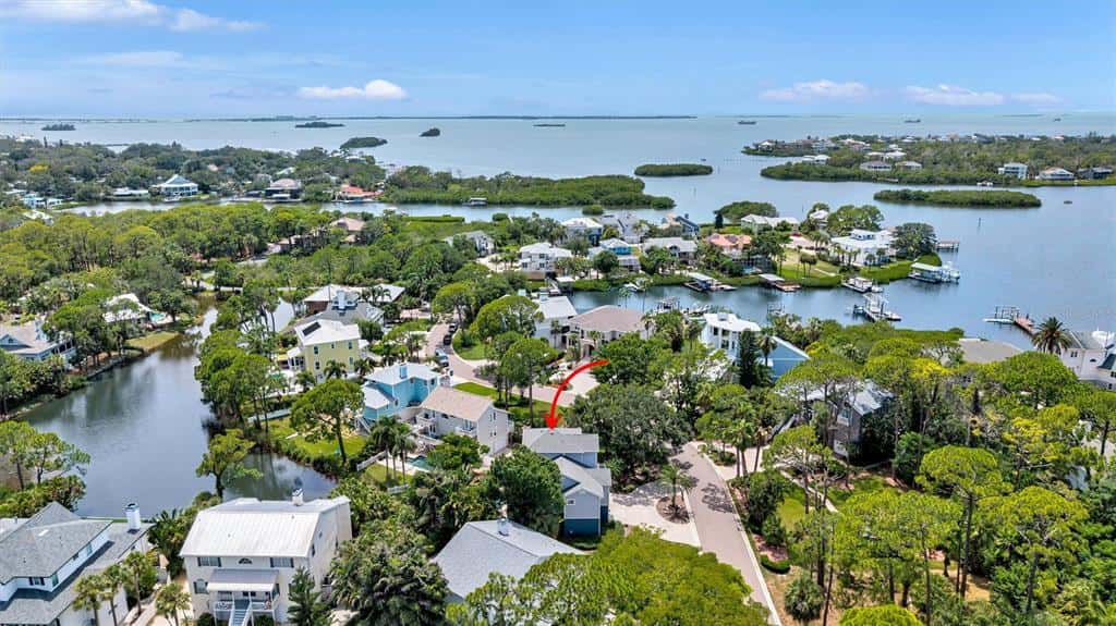 Single Family Residence in PALM HARBOR