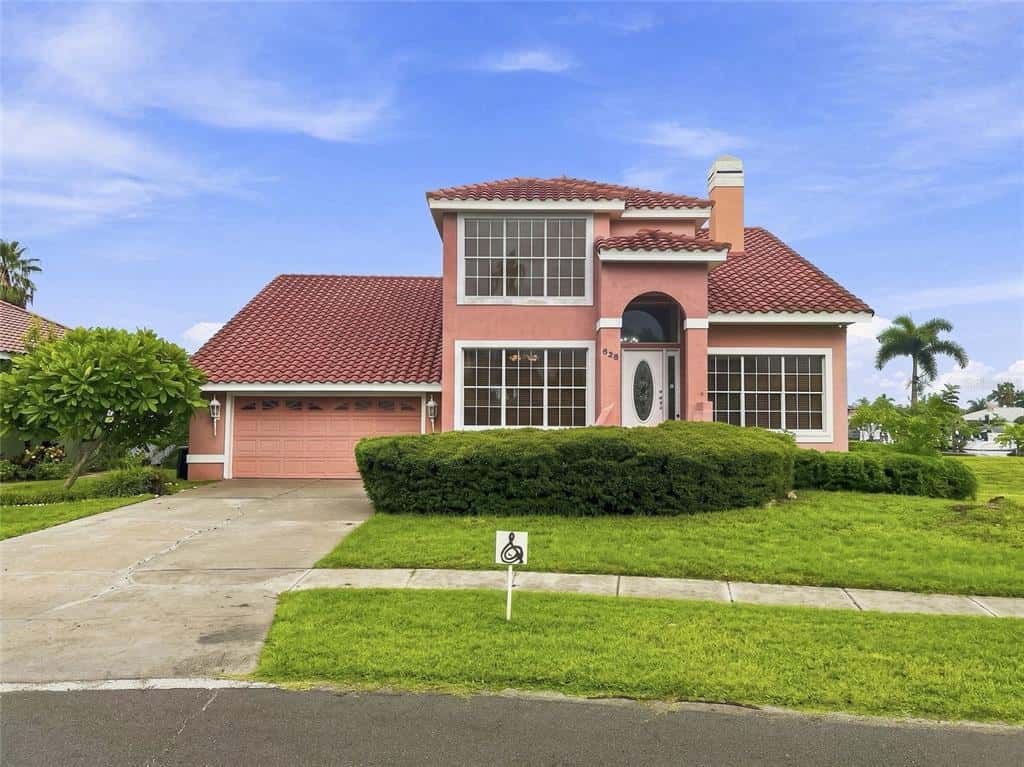 Single Family Residence in APOLLO BEACH
