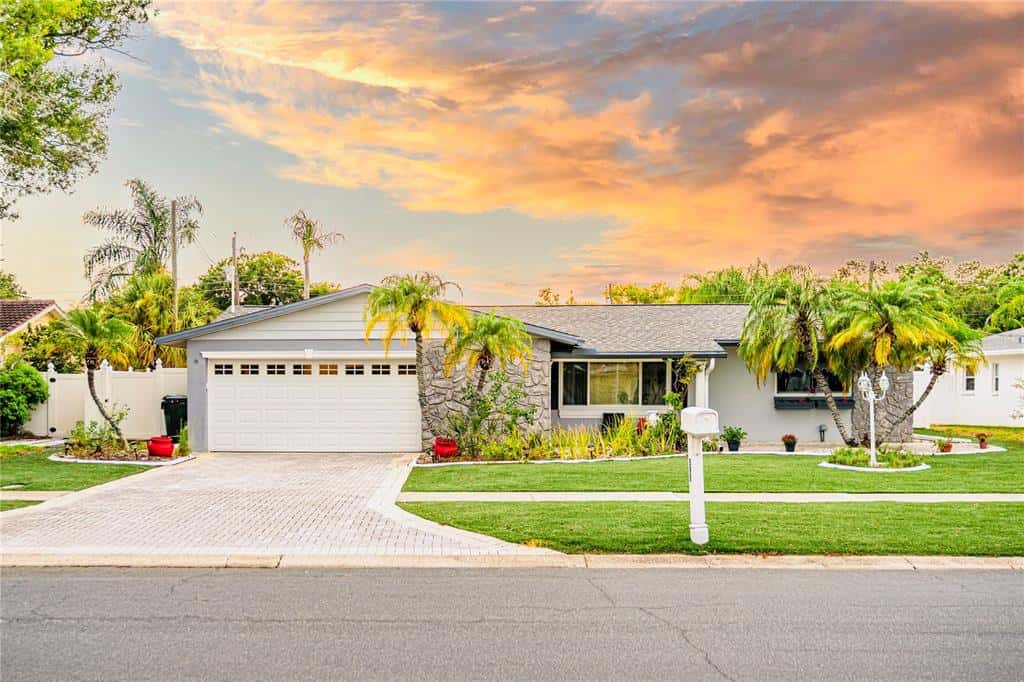 Single Family Residence in LARGO