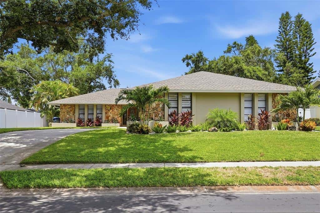 Single Family Residence in LARGO