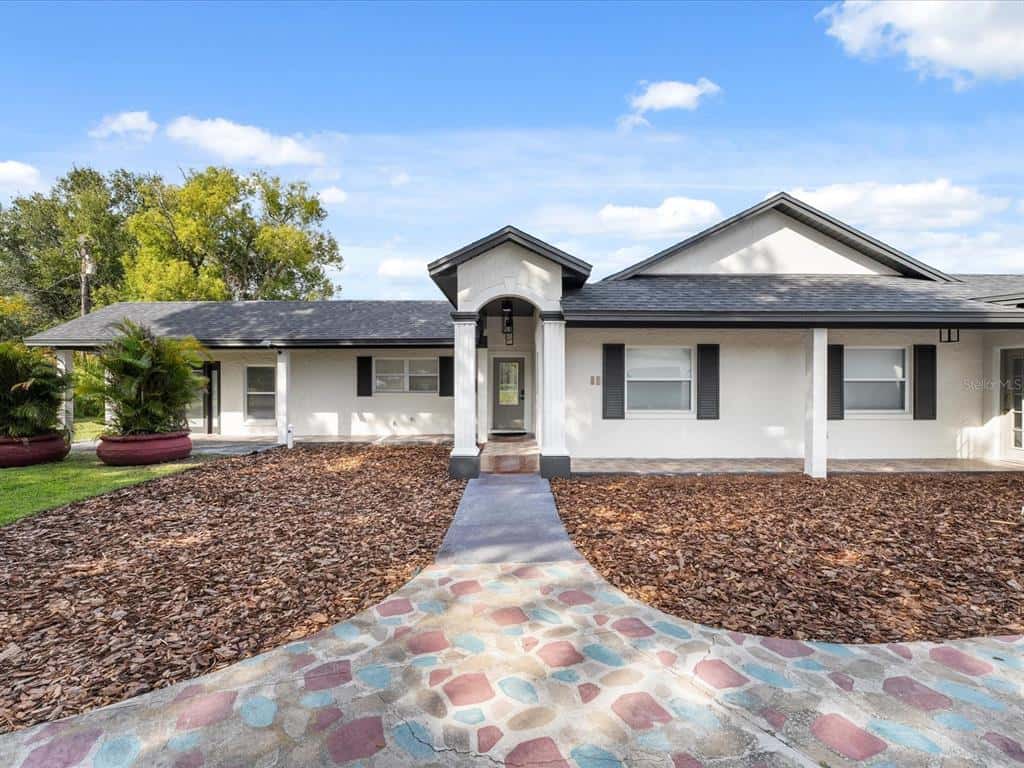 Single Family Residence in CASSELBERRY