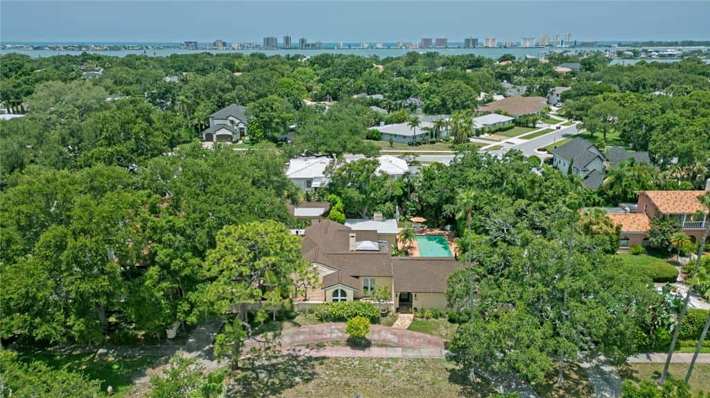 Single Family Residence in BELLEAIR
