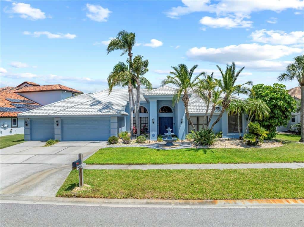 Single Family Residence in TAMPA