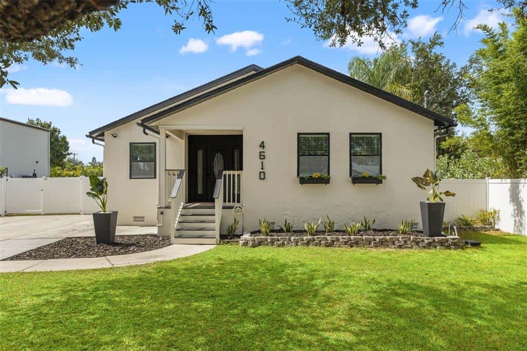 Single Family Residence in TAMPA