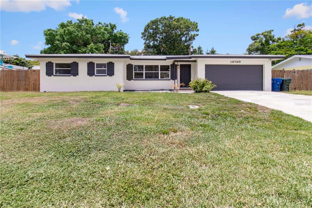 Single Family Residence in LARGO