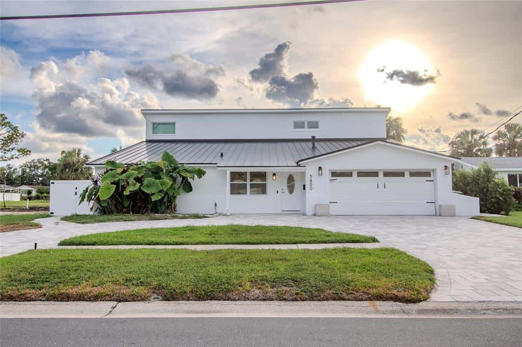 Single Family Residence in ST PETERSBURG