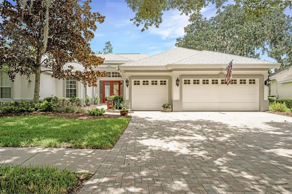 Single Family Residence in VALRICO