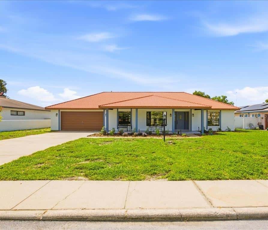 Single Family Residence in WINTER HAVEN