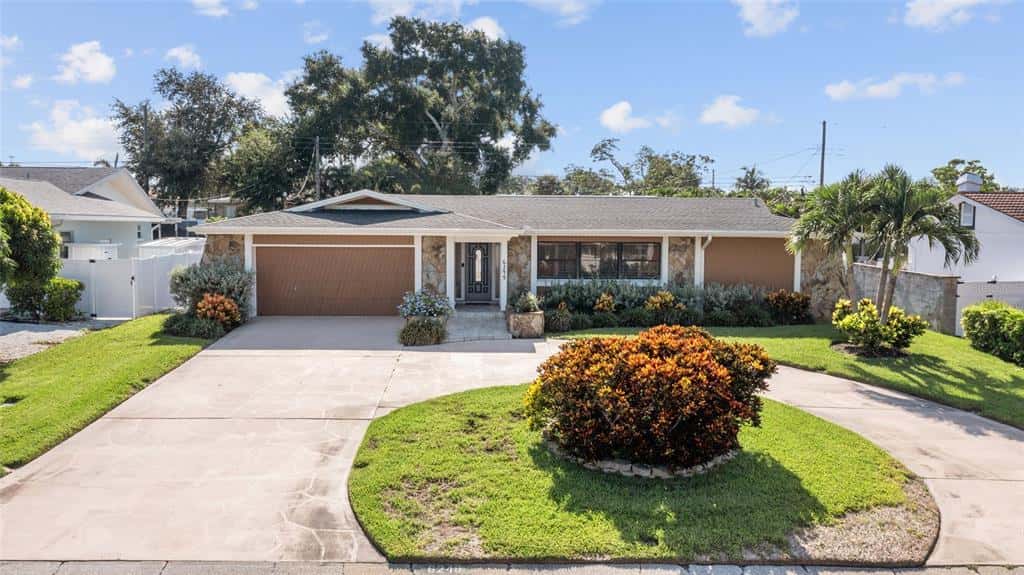 Single Family Residence in SEMINOLE