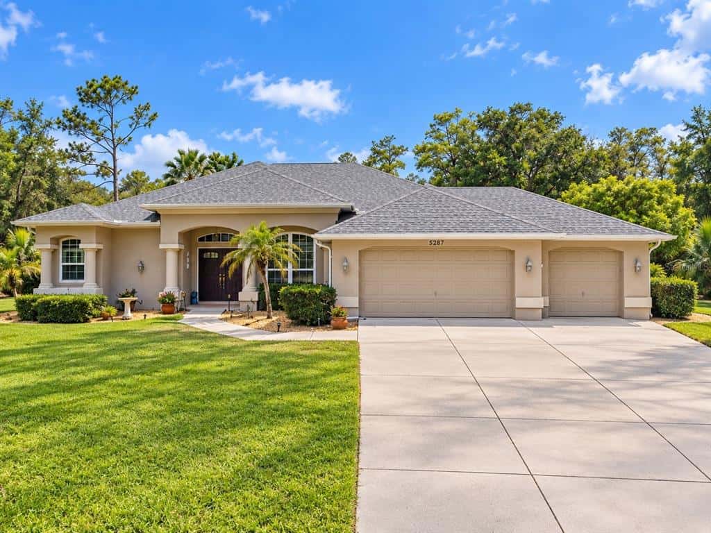 Single Family Residence in SPRING HILL