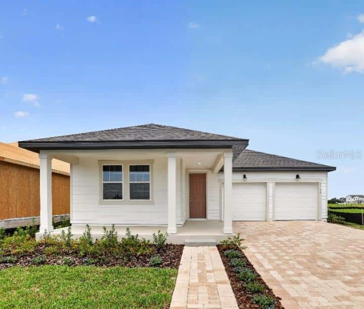 Single Family Residence in MOUNT DORA