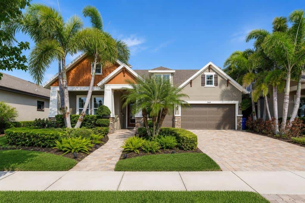 Single Family Residence in APOLLO BEACH