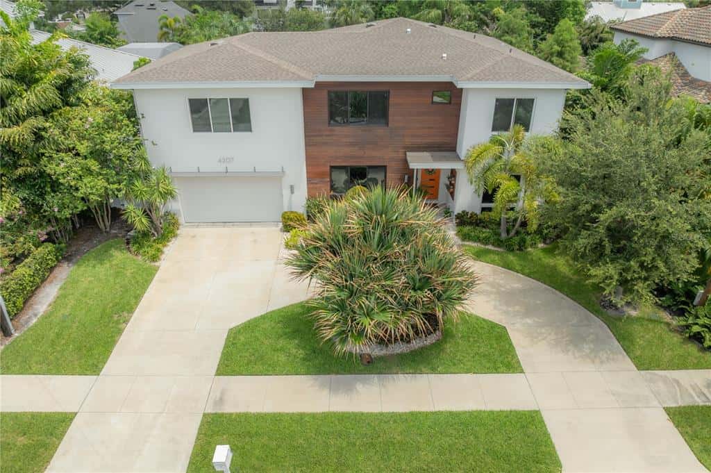 Single Family Residence in TAMPA