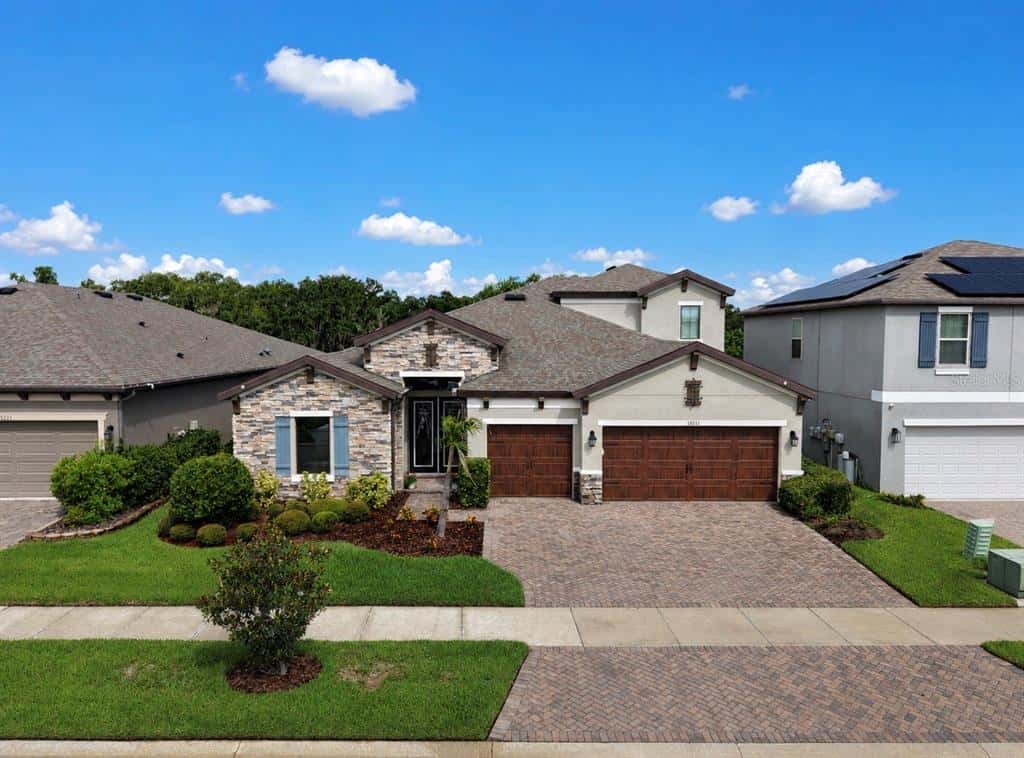 Single Family Residence in RIVERVIEW