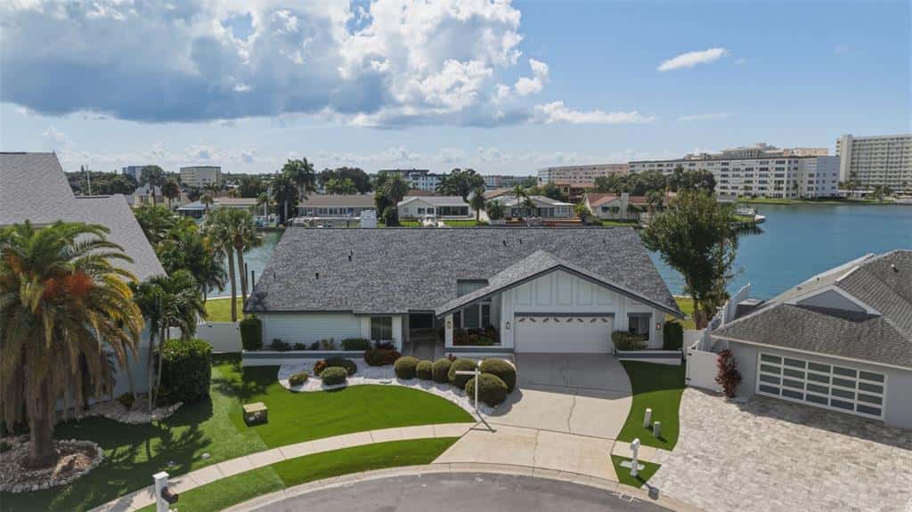 Single Family Residence in GULFPORT