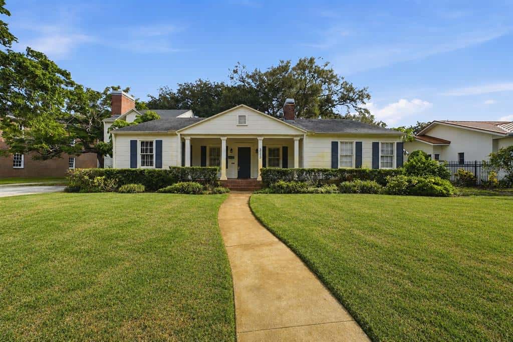 Single Family Residence in TAMPA