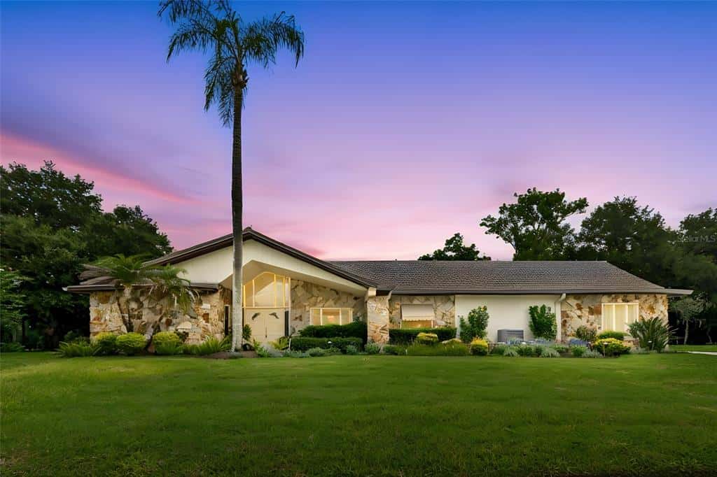 Single Family Residence in PALM HARBOR
