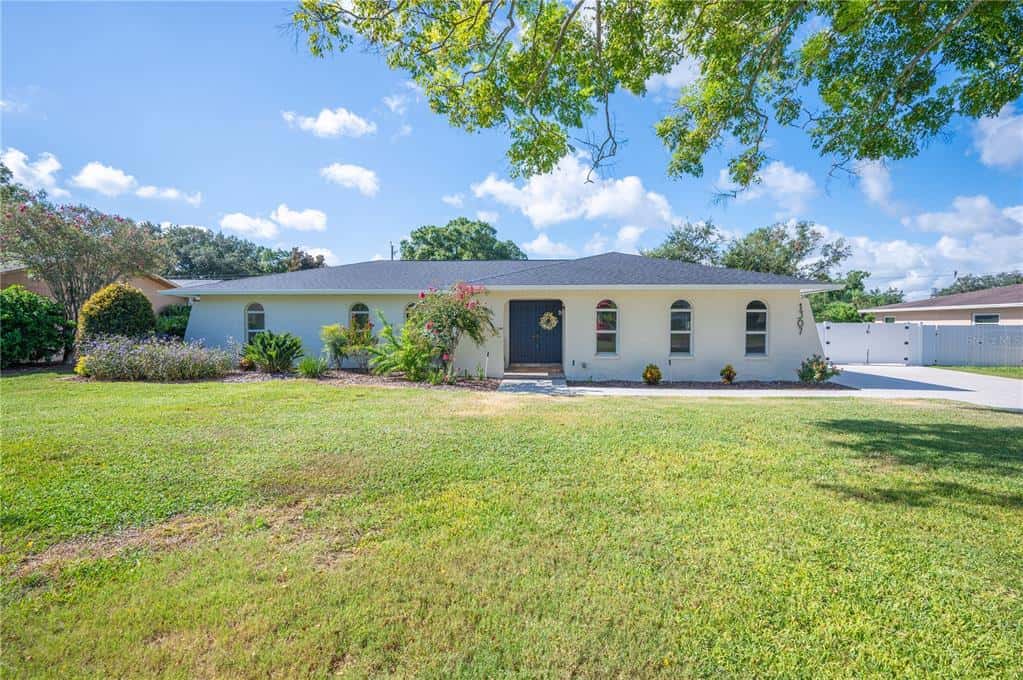Single Family Residence in LAKELAND