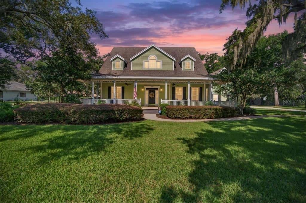 Single Family Residence in VALRICO