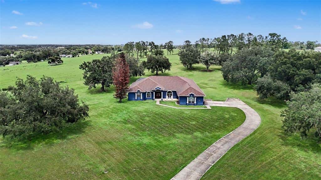 Single Family Residence in DADE CITY