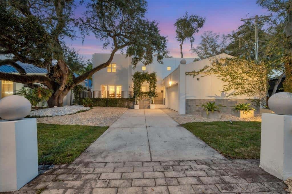 Single Family Residence in TAMPA