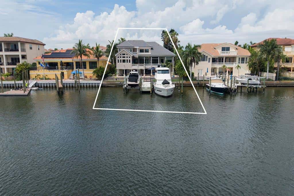 Single Family Residence in GULFPORT